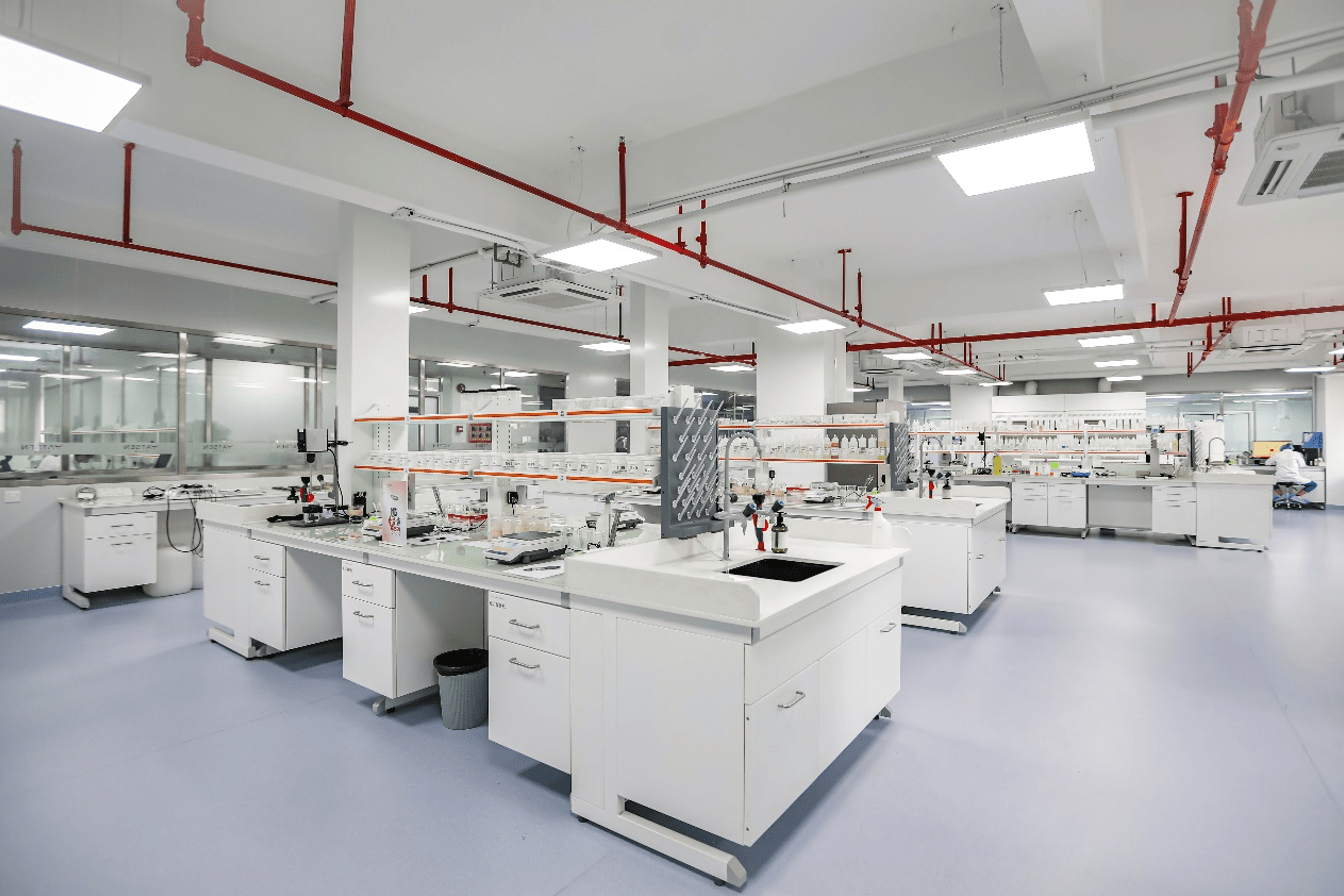 研发中心,逸仙电商产品总监alex向来访者介绍道,实验室对标国际美妆