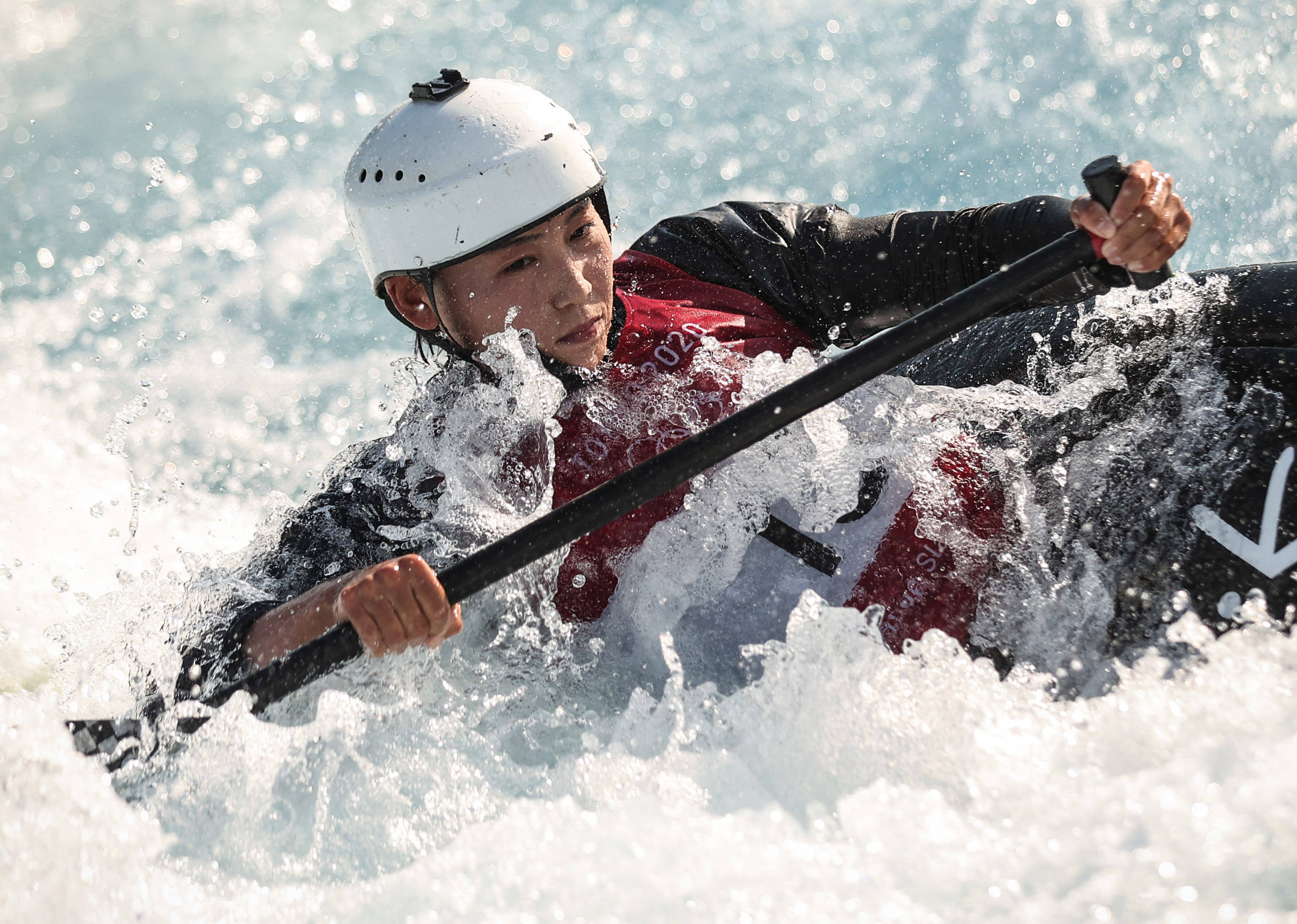 新华社记者潘昱龙摄当日,中国皮划艇激流回旋队运动员在东京葛西皮