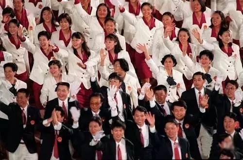 网友|东京奥运会中国队“入场服”终于不是番茄炒蛋了！网友：像酒店迎宾服