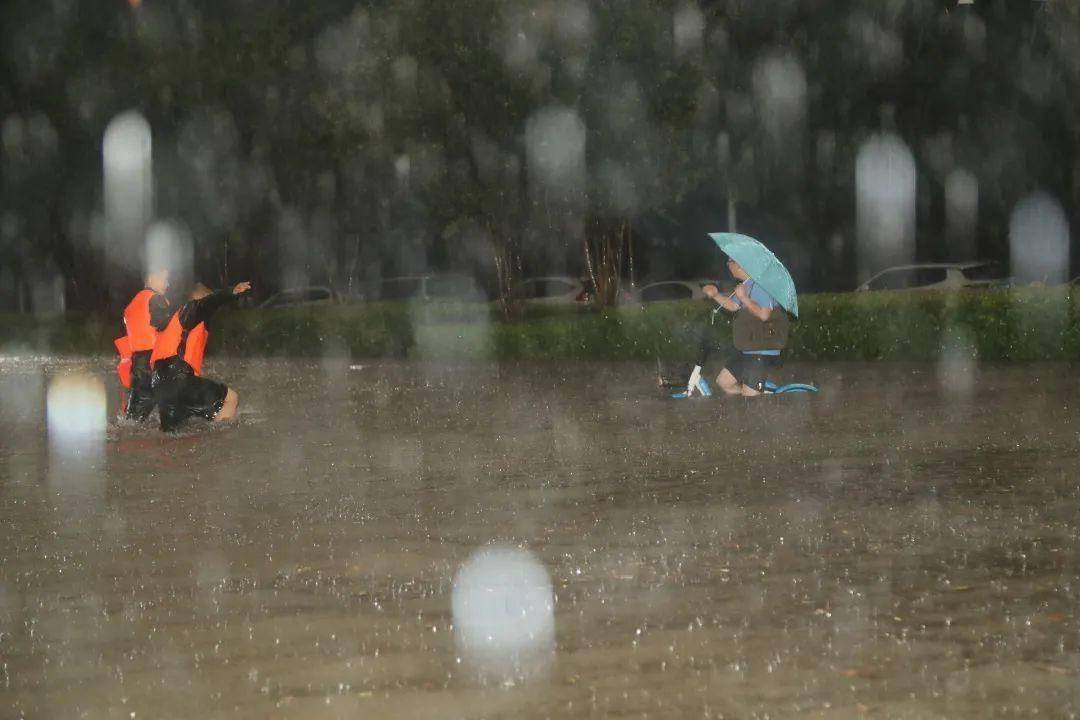 彻夜揪心！预警连发，应急响应Ⅰ级，河南暴雨救援持续中……