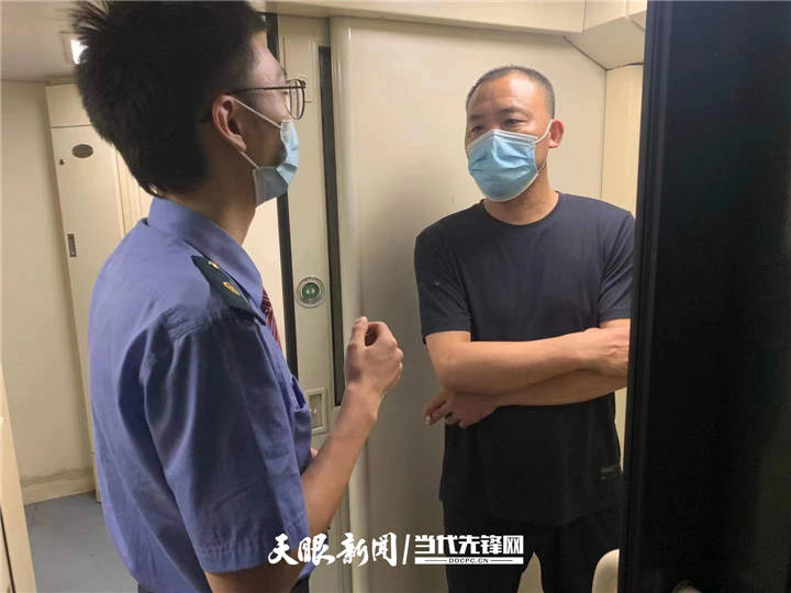 凯里折返的k150次列车上,班组人员向乘客解释折返原因