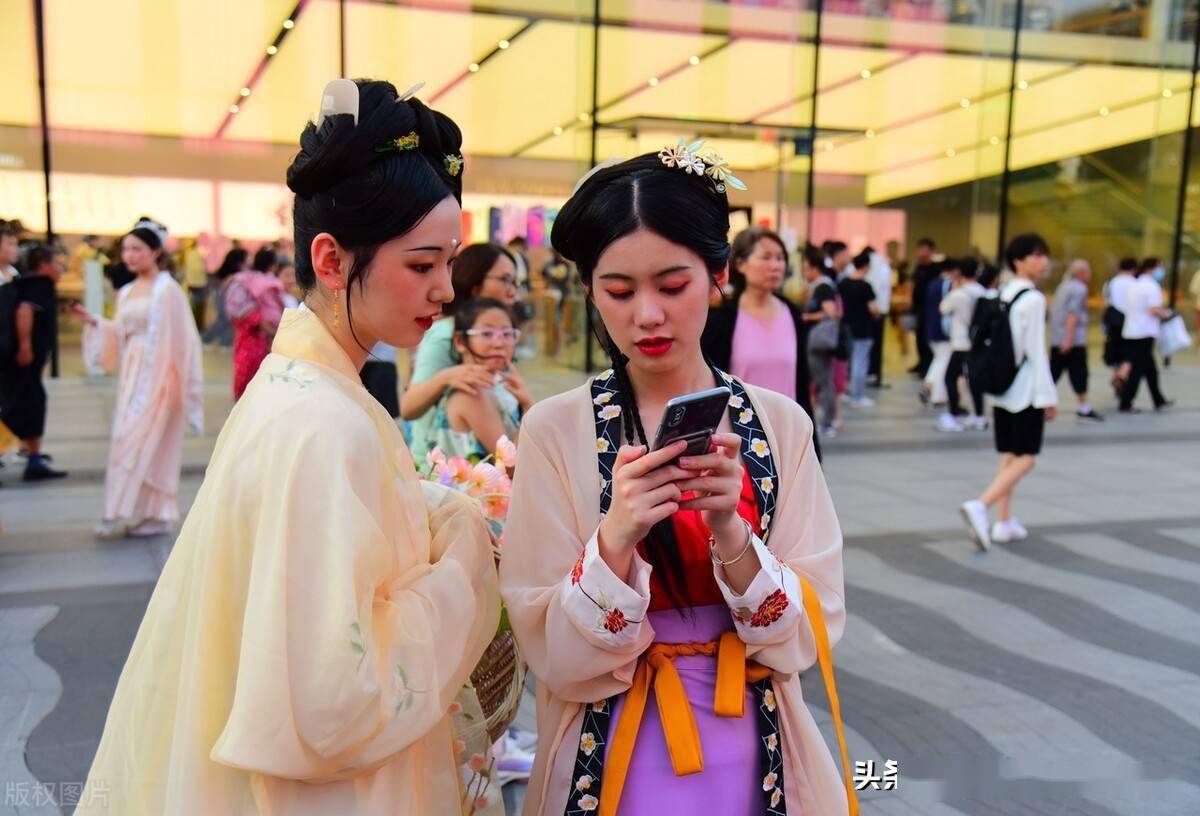 浙江杭州汉服爱好者漫步湖滨步行街