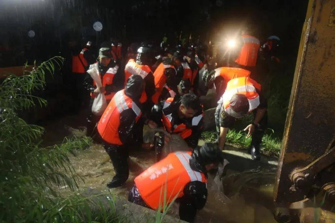 郑州警备区出动民兵1000余人奔赴汛情严重地区,疏散百姓,清理路障,开
