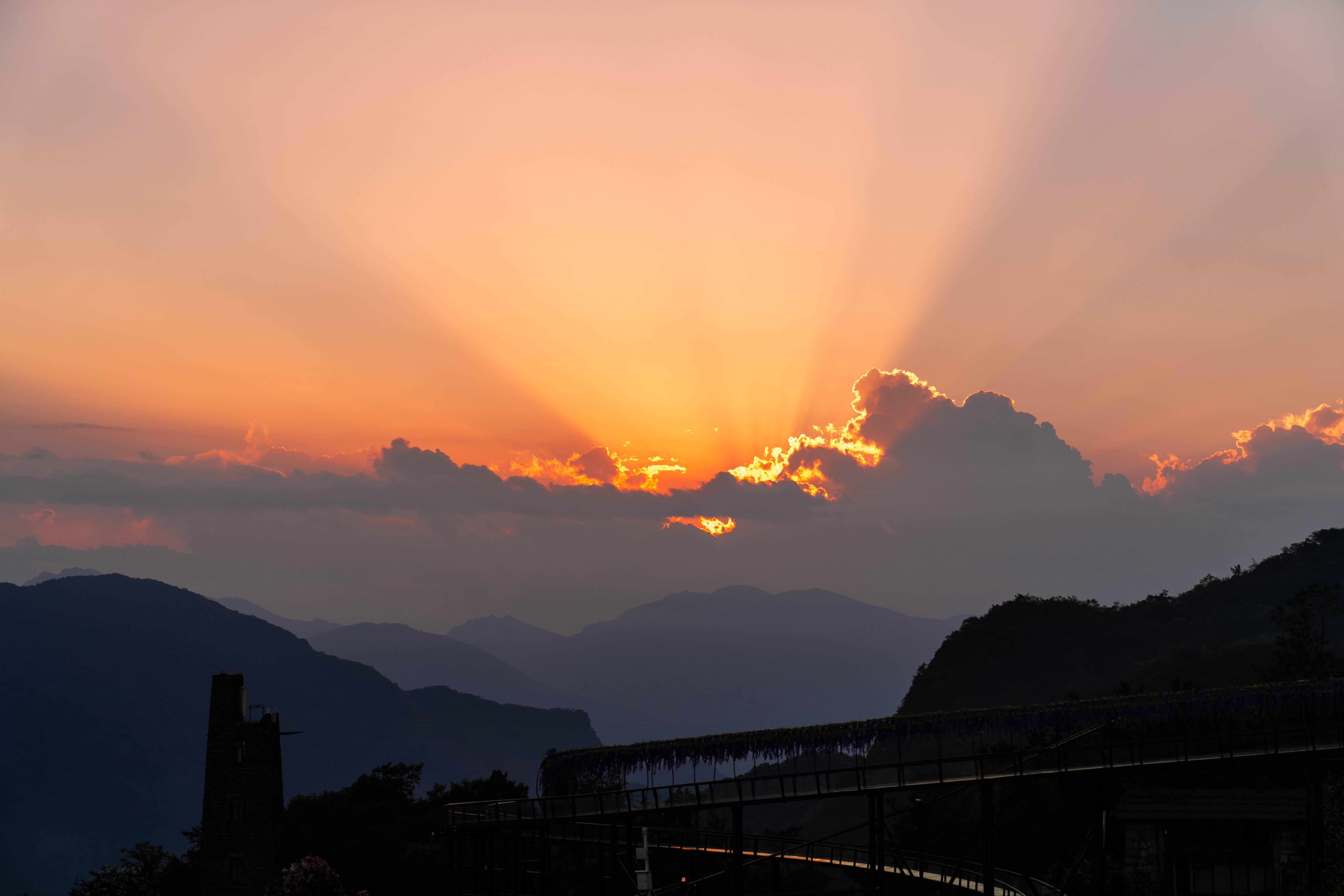 正值盛夏,晨光初照"云海翻涌腾细浪,浓雾缭绕系群山"气韵灵动,如梦似