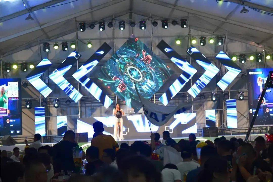 1.规模大.啤酒节举办地首次设在奥体中心,场地较往年更加开阔