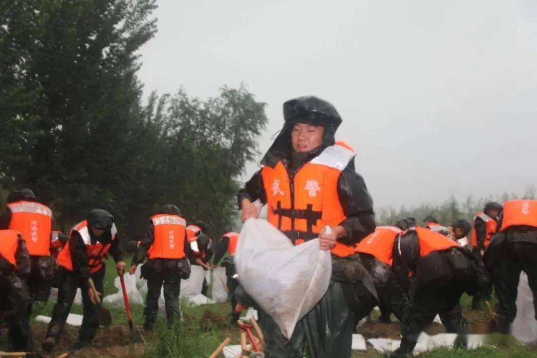 郑州警备区出动民兵1000余人奔赴汛情严重地区,疏散百姓,清理路障,开