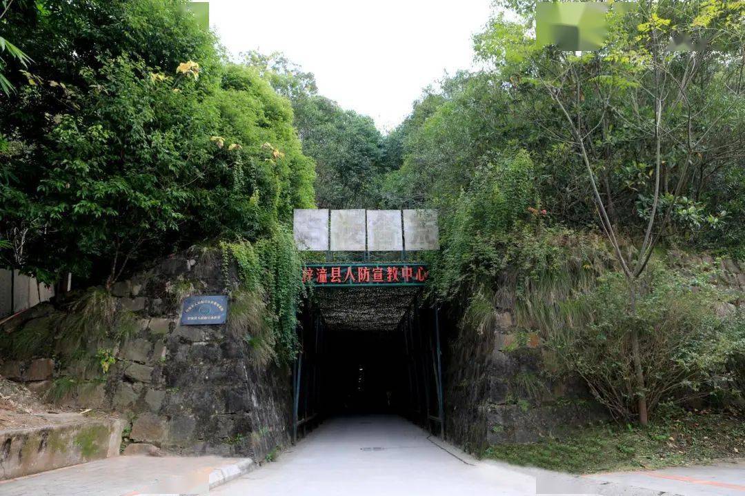 两弹城景区走进三防教育馆内【三防教育馆】:展馆由原九院防空洞改建