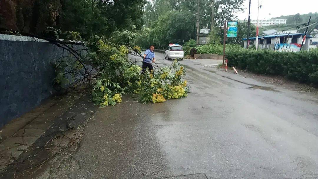 暴雨天阳城公安交警如约而至为你奔赴而来
