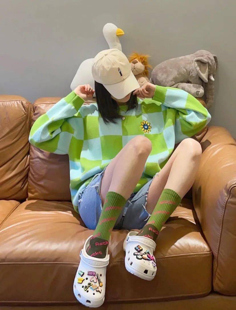 穿衣搭配:夏日标配"洞洞鞋"来了!清凉舒适,宽脚肉脚速看!