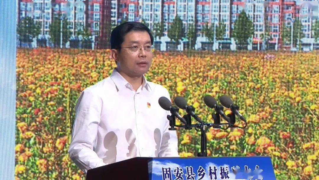 县委书记付顺义为12个乡镇(园区)一一授旗,并做重要讲话.