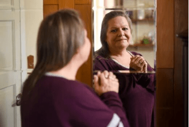 视力|女子因误诊失明十多年后通过简单手术恢复视力