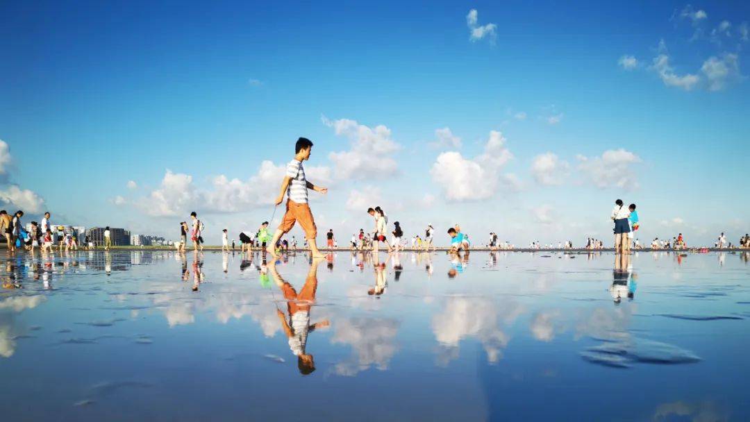上海奉贤海边现“天空之境”：人在水间走，宛在画中游