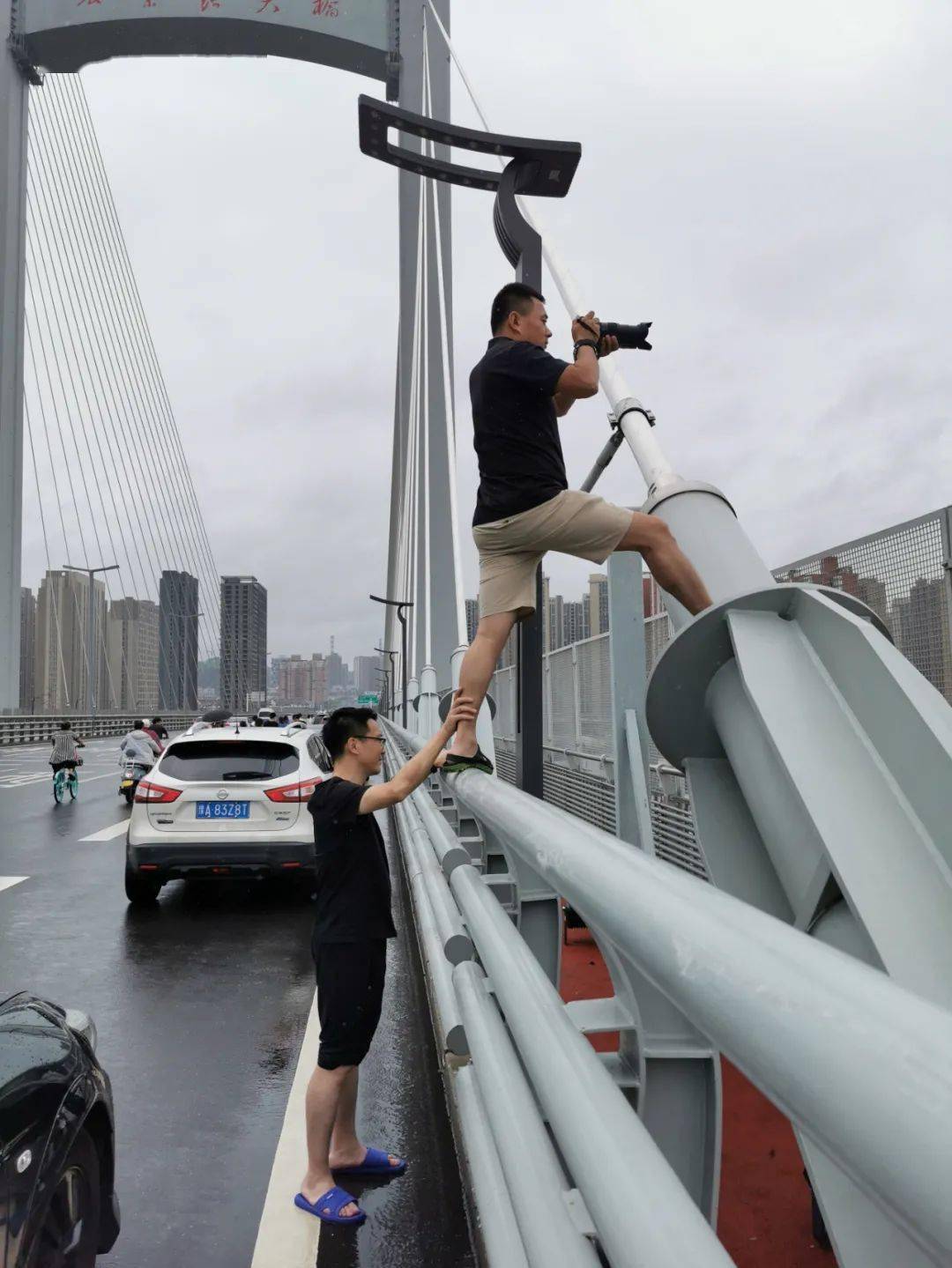 暴雨中，他们蹚积水、报汛情、拍救援......