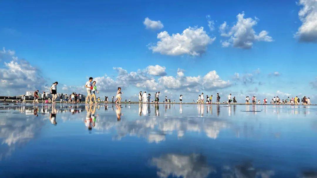 上海奉贤海边现“天空之境”：人在水间走，宛在画中游