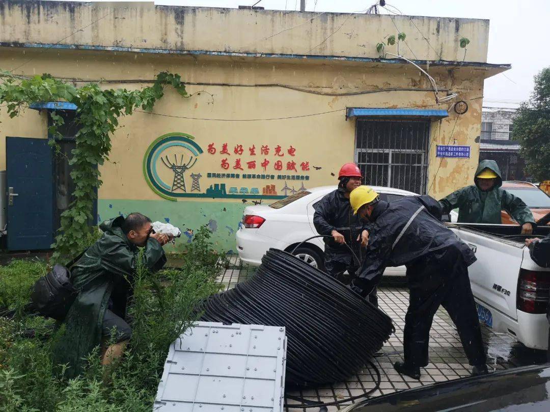 暴雨中，他们蹚积水、报汛情、拍救援......