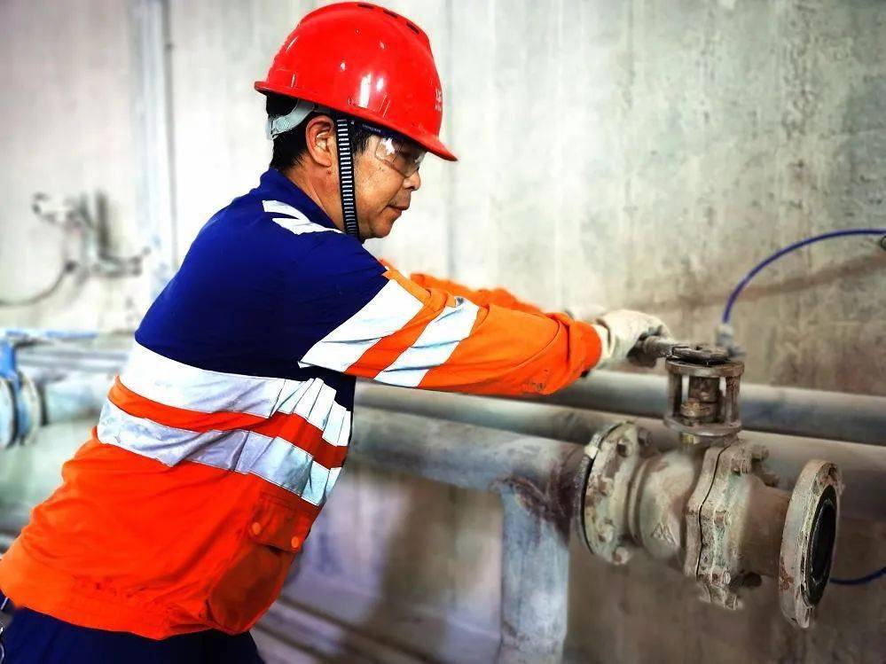 夏日里的最美检修人!