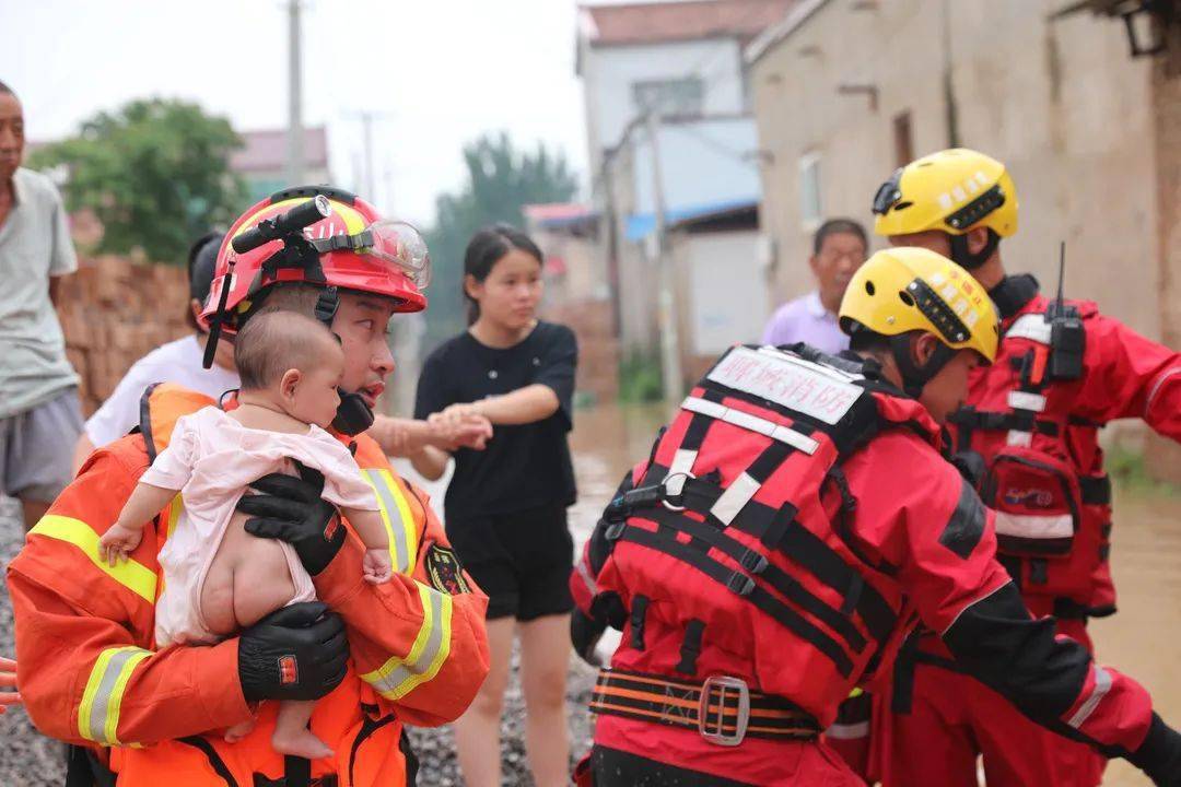 "睡吧,消防员叔叔就在你身边"在庄头镇高庙村,聊城消防指战员成功将