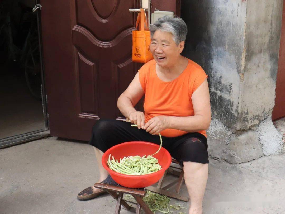 肥矿宿舍区老人的纳凉休闲时光