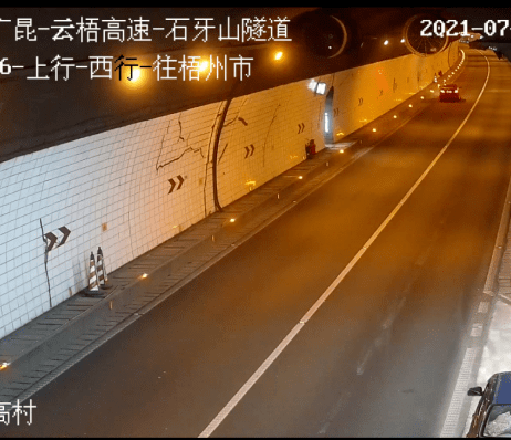 云浮有人在石牙山隧道内停车屙尿,结果.