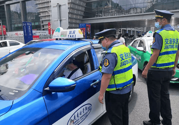 2021年7月22日,市交通执法支队分别组织蓝色众联出租车公司和新月出租