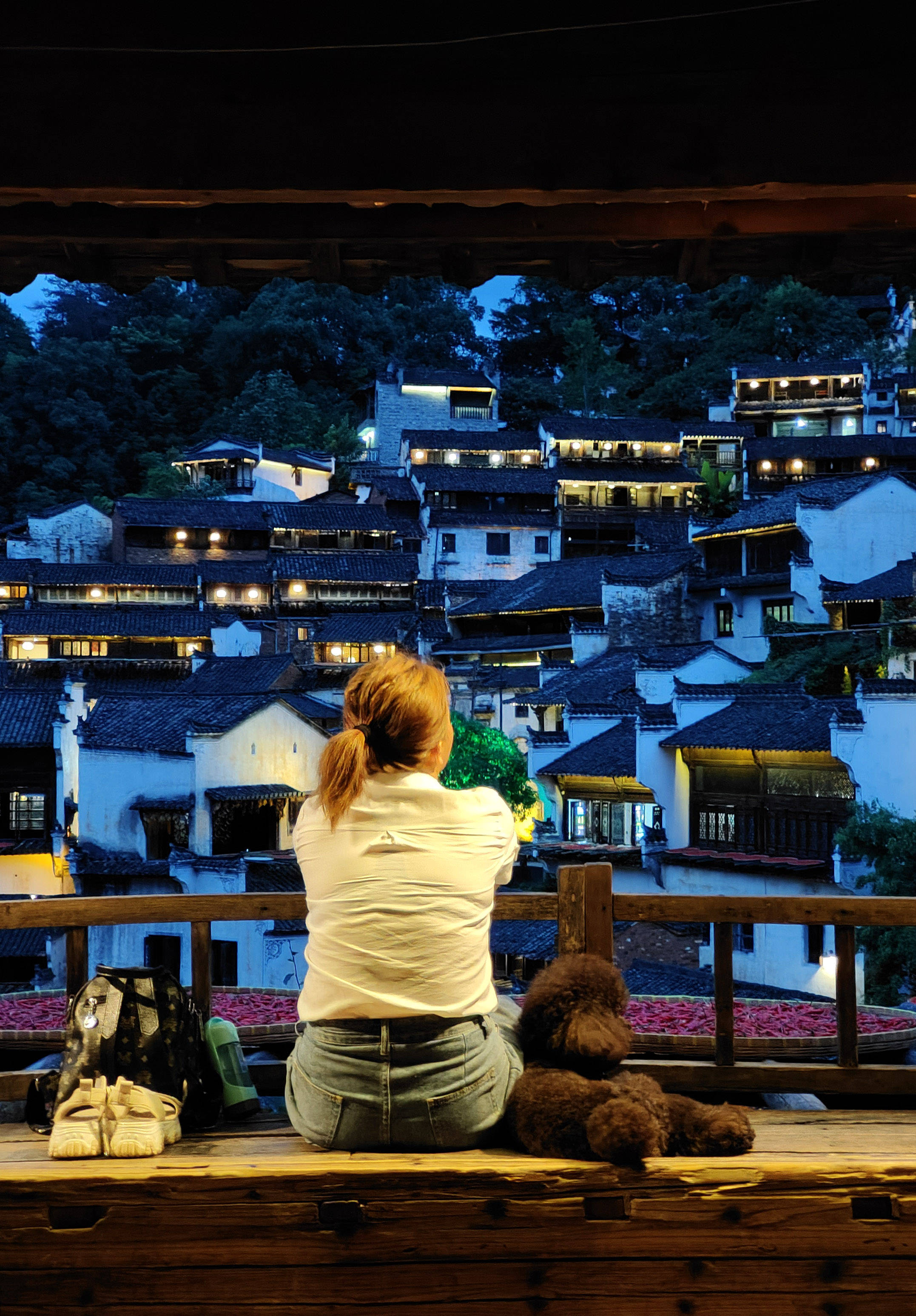 7月22日,游客在婺源篁岭景区游览(手机照片).
