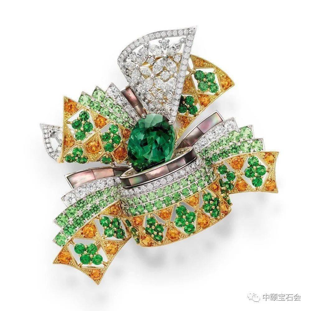 展现直线条的日本和服所特有的层叠与垂坠之美.