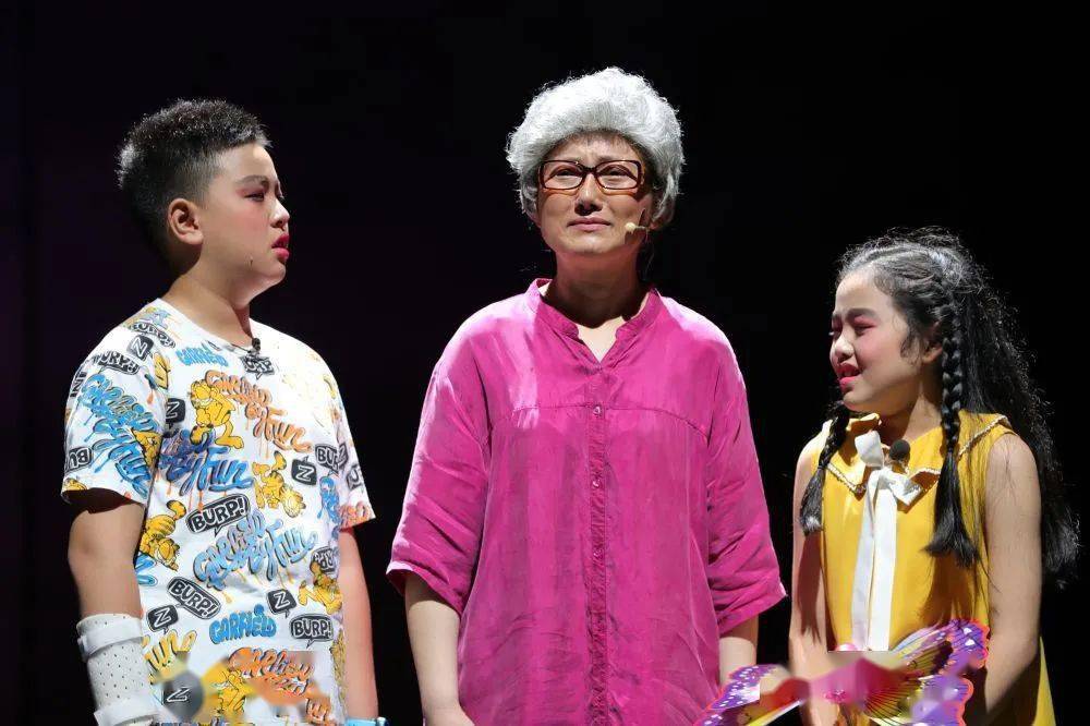 7月22日,演员在儿童剧《大豆谣》上演出.