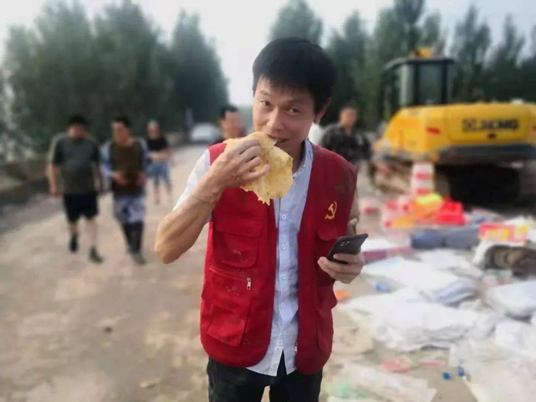 烙的饼,送过去就能吃,很方便,特别是通过手机看到那些被转移的群众