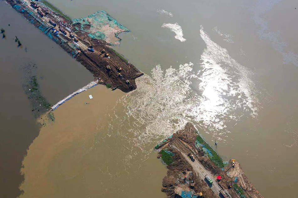 河南暴雨·救援丨直击新乡决口现场:合拢还剩30余米