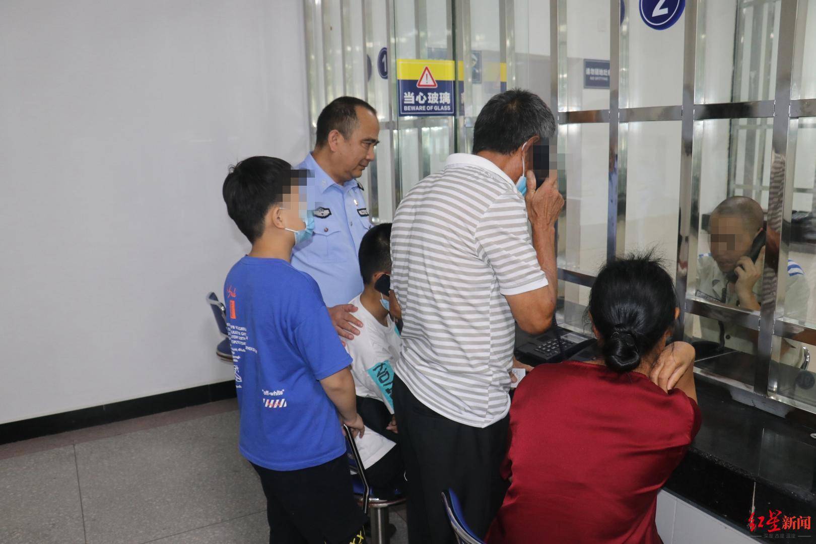 亲兄弟抢劫金店获刑!在警察"爸爸"陪同下,他们的儿子探监见到父亲