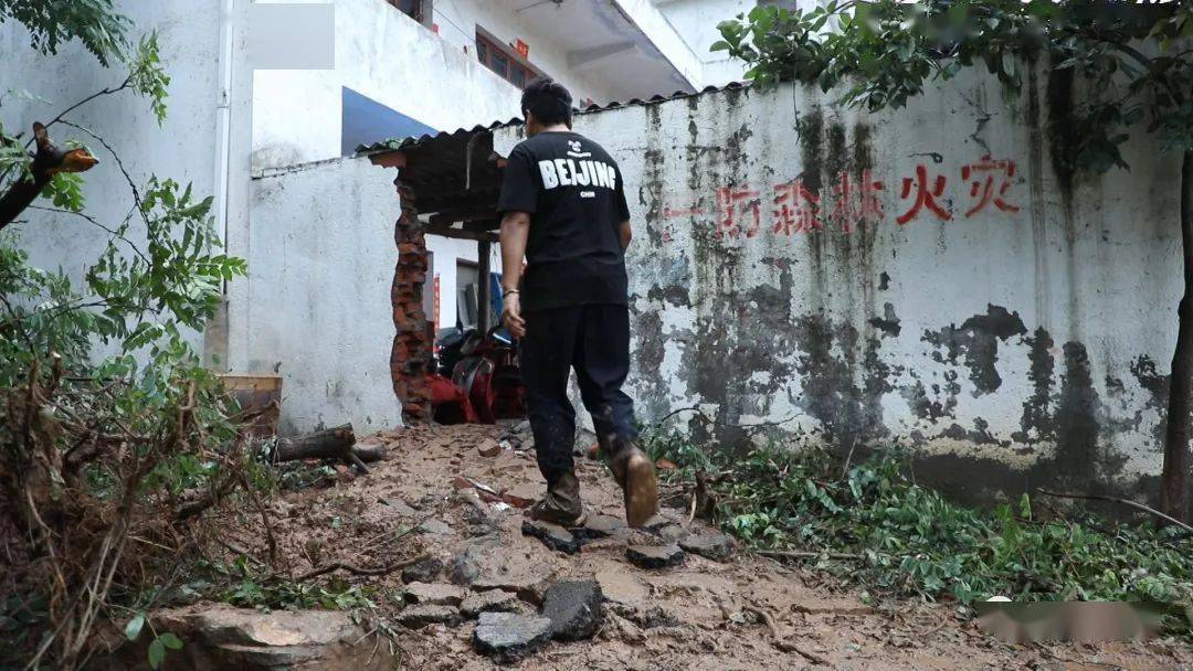 风雨同舟我们同荥淳朴山民破家开路为救援