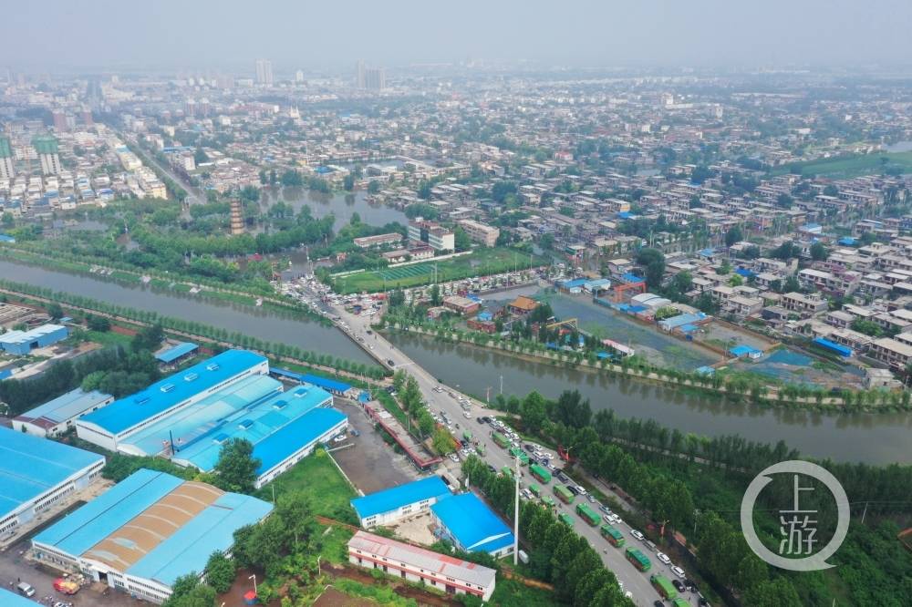 航拍洪水围困的卫辉市天气放晴部分路段积水未退反涨