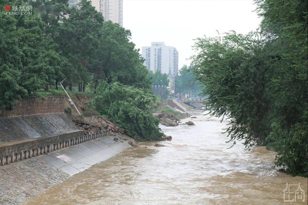 河南特大暴雨24小时后摄影师拍下了郑州灾后模样