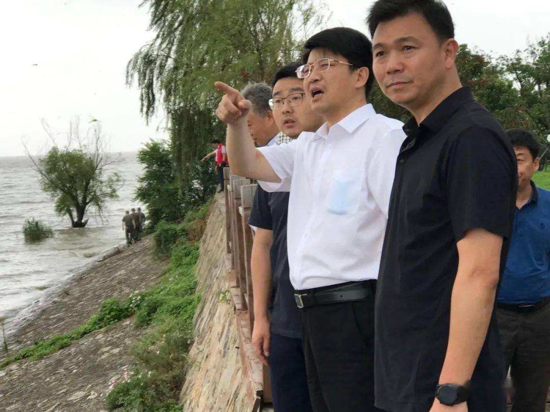 当日下午,田醒民一行先后来到东部新城南澄子河西闸站,珠湖三村易涝点