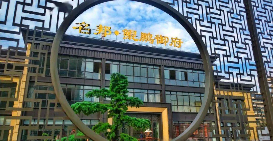 邦鲲鹏御府和园歇息玩累了尽情的享受夏天的乐趣可以在湖边放肆的玩沙