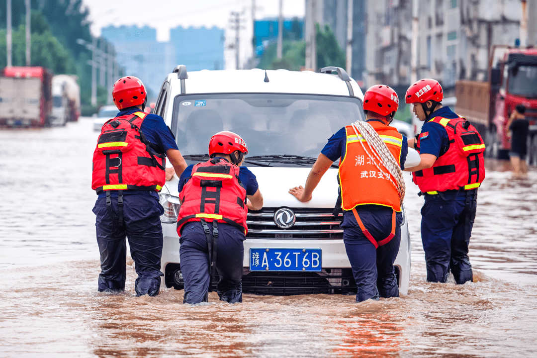 郑州暴雨救助图片