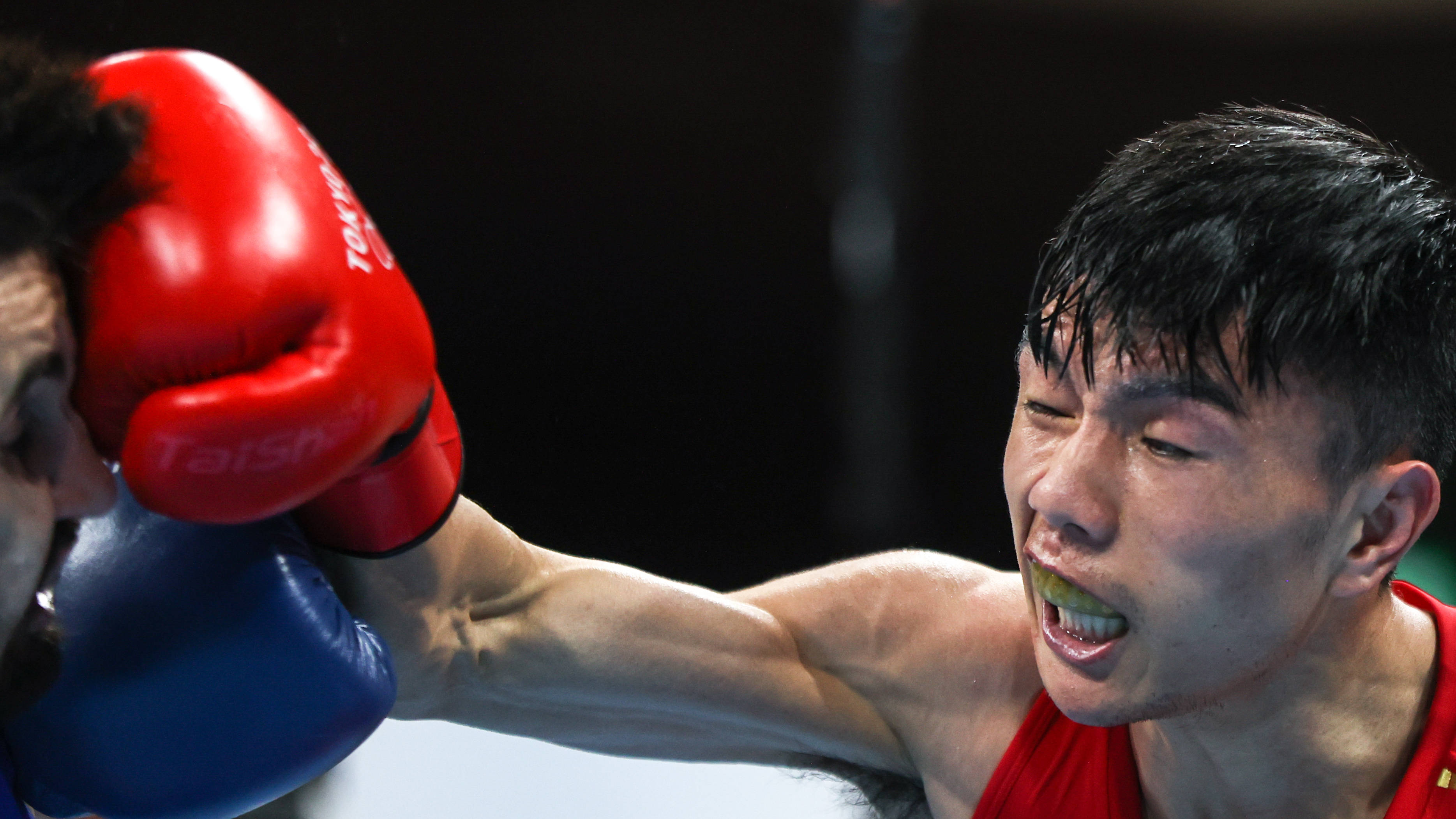 拳击男子4852公斤级胡建关晋级