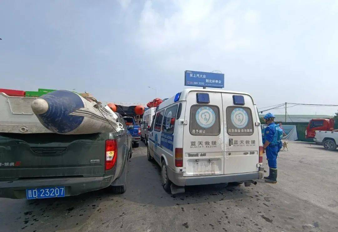 7月24日10:17 洪洞蓝天救援队2车11人到达新乡市环宇桥花卉城救援点