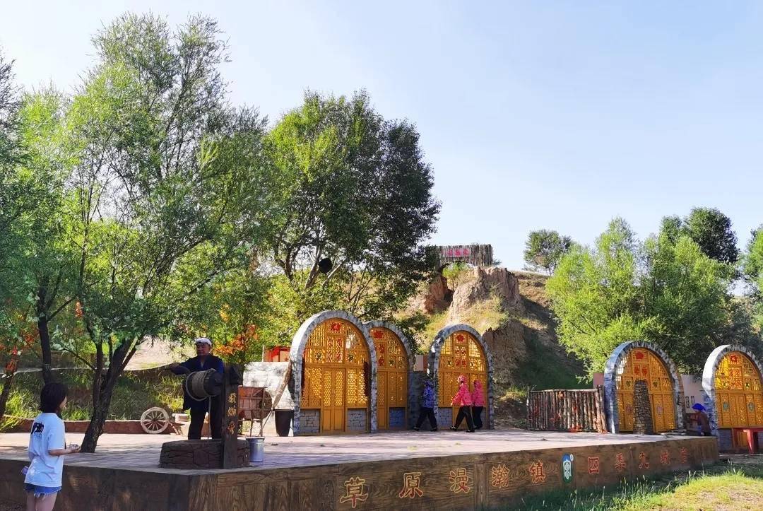 黄河文化和游牧文化,而位于东胜区罕台镇的九城宫草原漫瀚文化旅游区