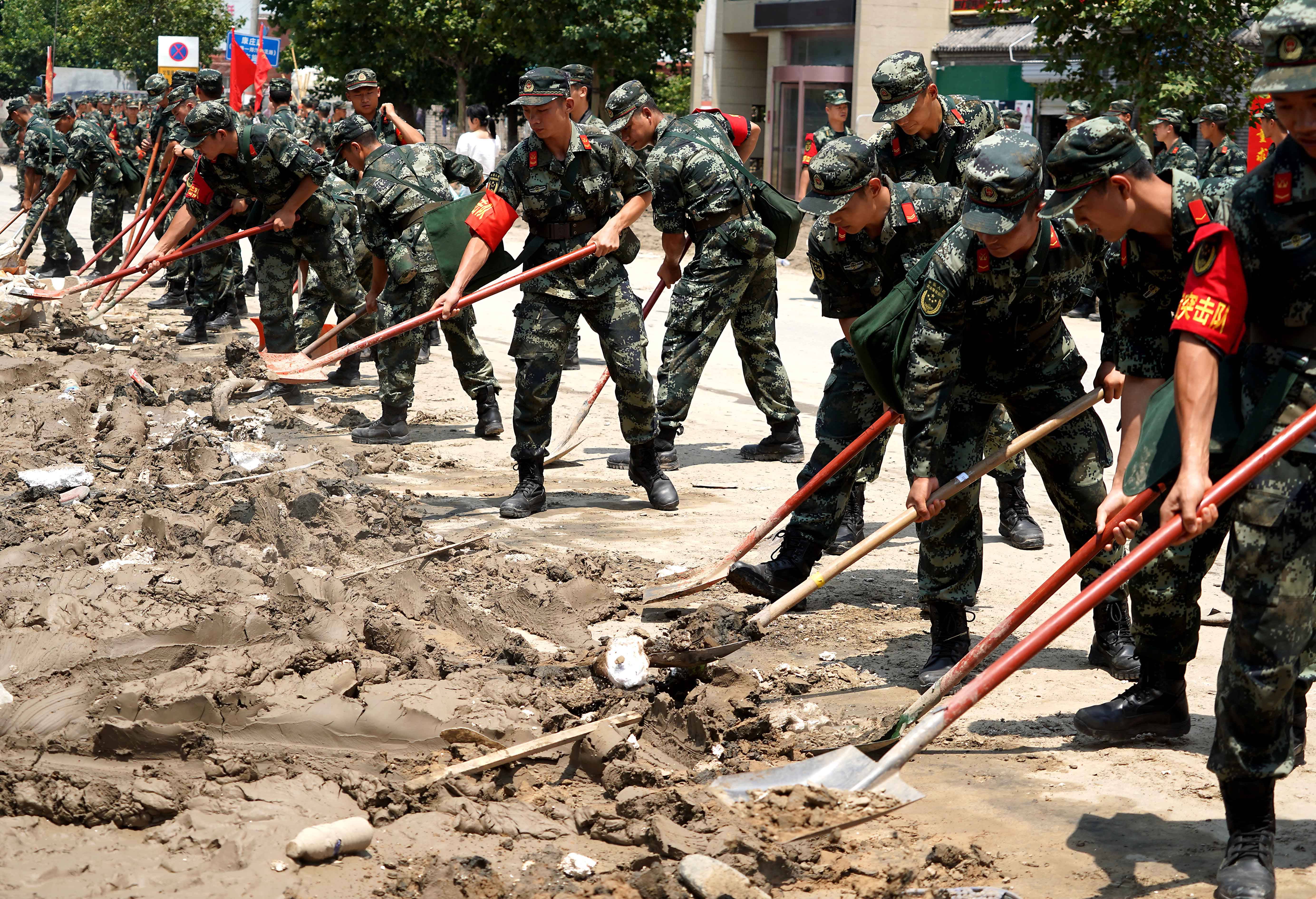 7月25日,郑州联勤保障中心某汽车团官兵在郑州市中牟县白沙镇开展卫生