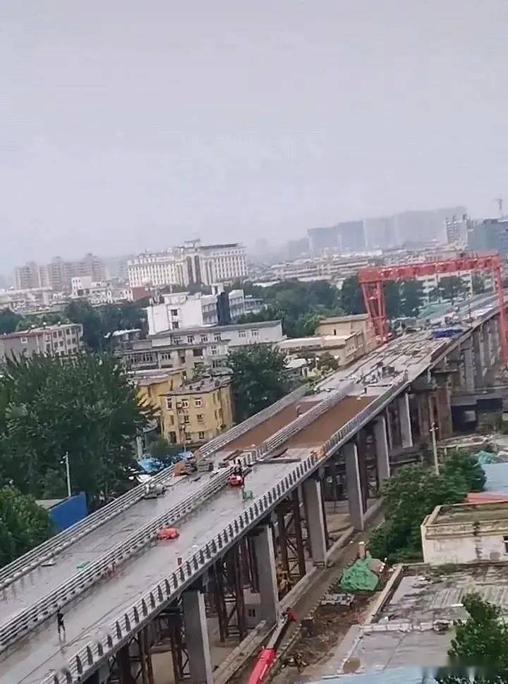 山西临汾:航拍解放路立交桥桥面最新进展