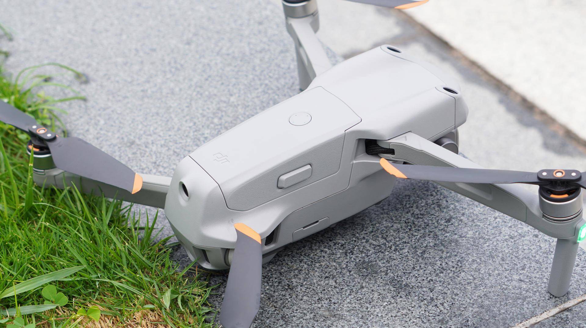 对比dji air 2,dji air 2s的环境感应器要更为先进安全,带有上,下,前