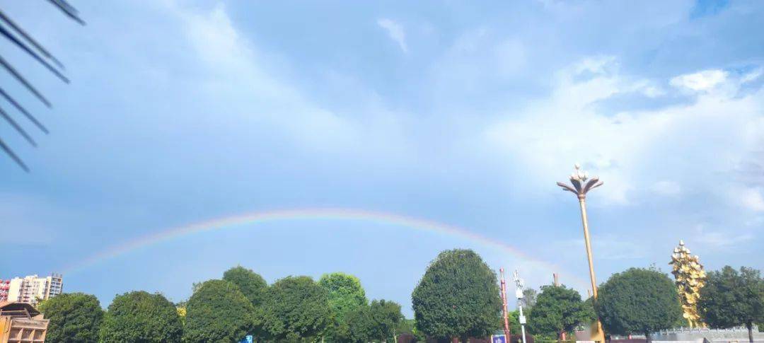 今天,罗平现超大彩虹!你看到了吗?