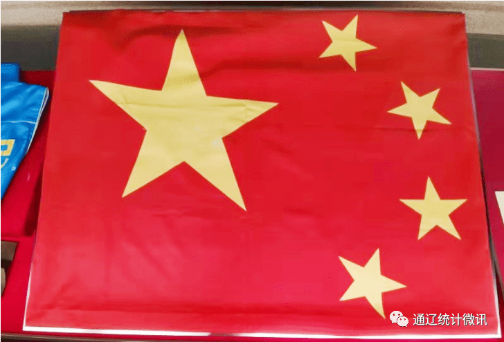开国大典上升起的第一面五星红旗,神舟七号航天员翟志刚在舱外挥舞的