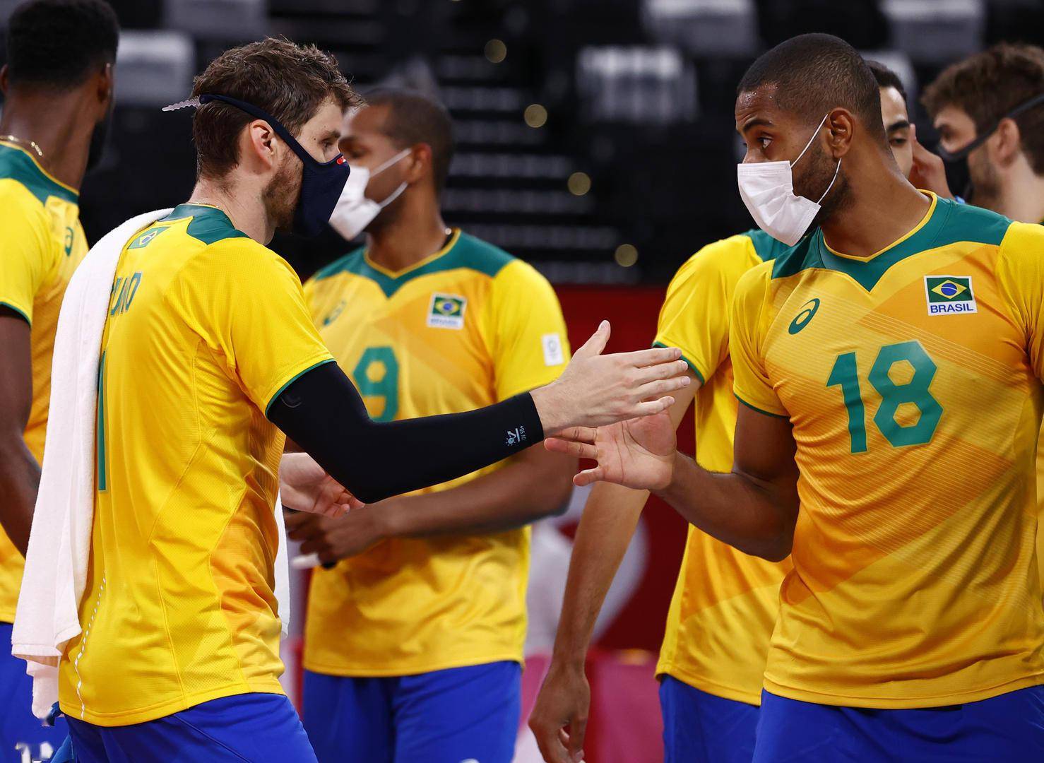 奥运赛场罕见一幕巴西排球队员全程戴口罩参赛