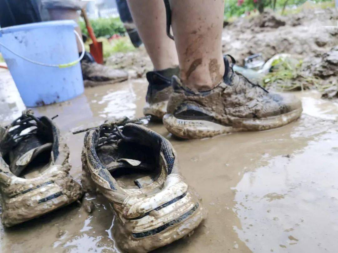 这双鞋经历了什么07不停地在舞动满是泥泞的双手雨水