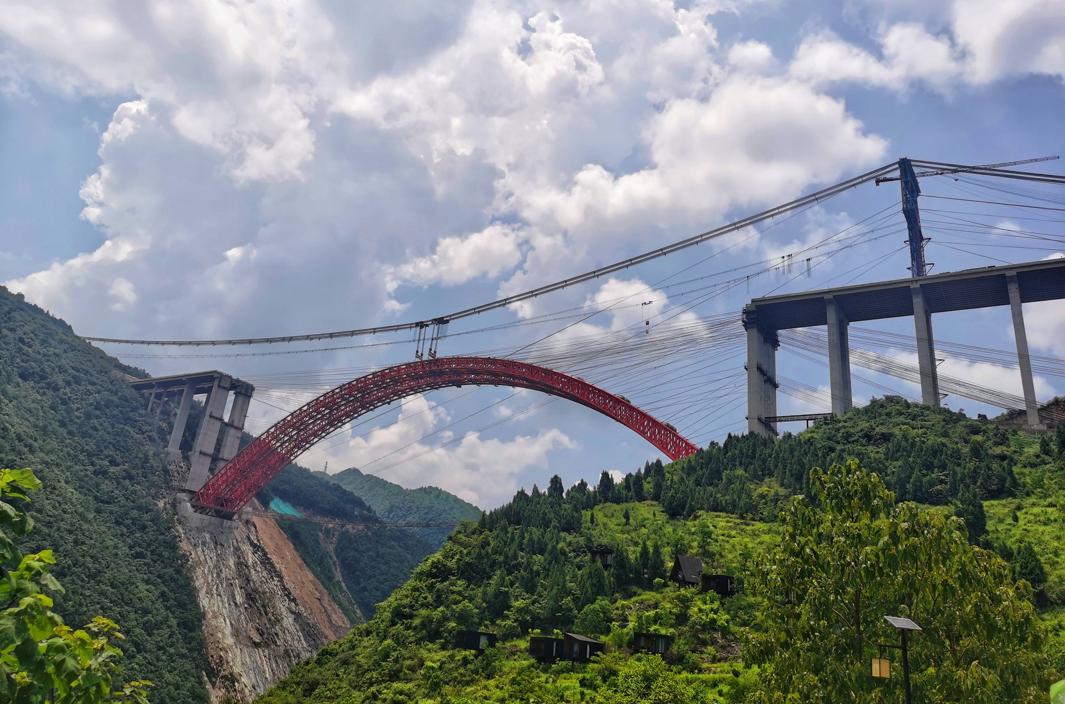 貴州橋樑集團承建的大發渠特大橋是仁遵高速的控制性工程,大橋位於