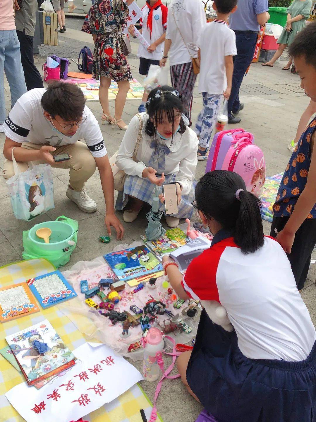 中队开展爱心义卖活动