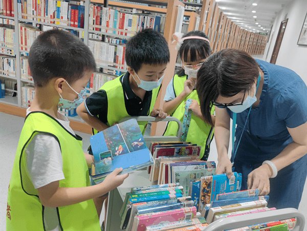 暑期迎来"读书热" 洪山区图书馆这样让读者安心