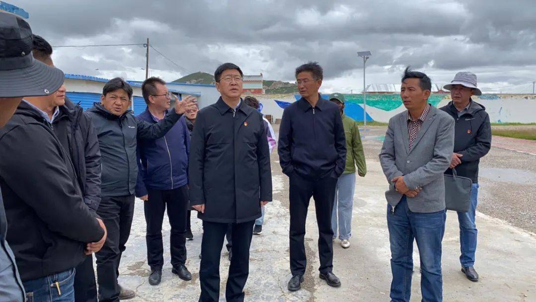 州委副书记州长叶万彬在玛多县调研灾后重建工作时强调坚持人民至上高